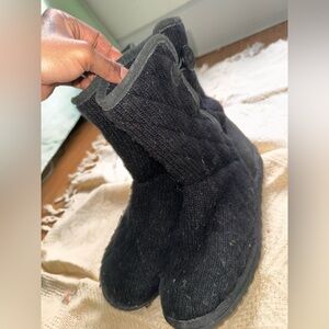 Ugg Australia Black Quilted Mid Calf Knitted Boots in women's size 7